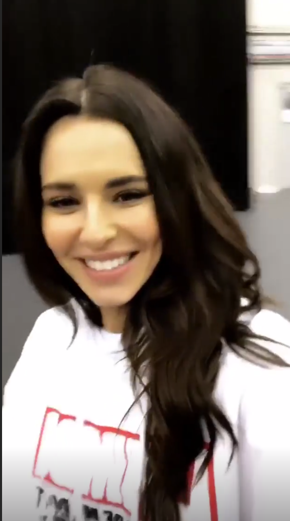 谢丽尔身穿露脐上衣搭配宽松长裤，在舞蹈中回眸凝视镜头，眼神犀利充满张力，狂野气场全开