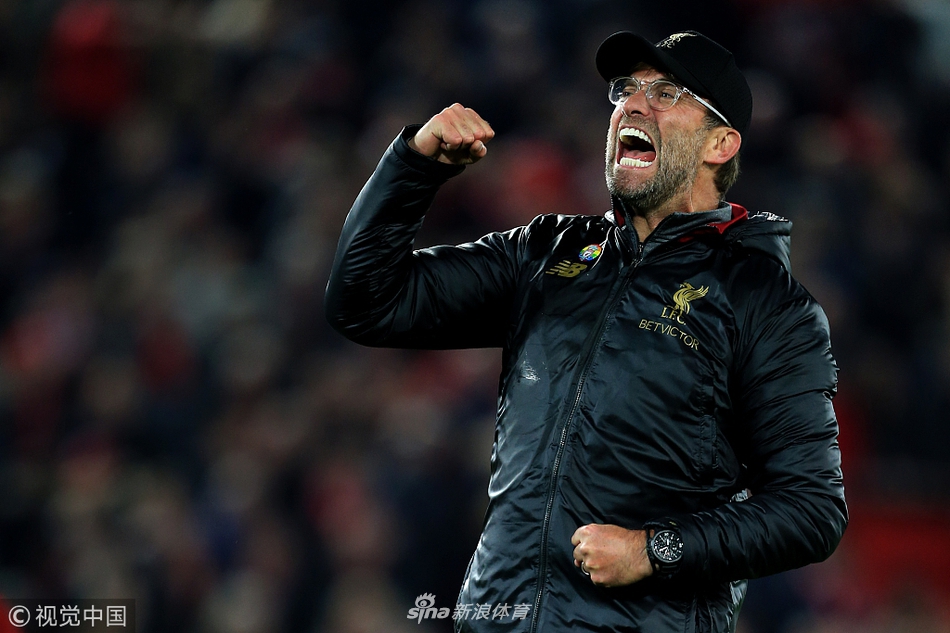 比赛前夕，两队球迷在球场外的广场上形成对峙，巨大的队旗在空中展开，紧张的气氛仿佛一触即发。