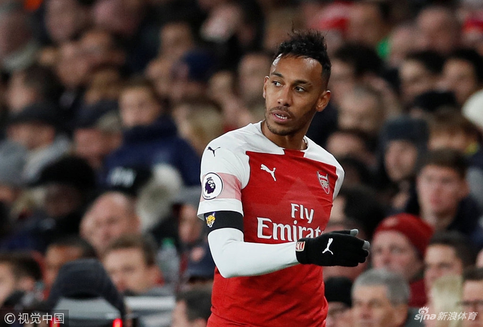 米尔纳在比赛中奋力拼抢，他那永不言弃的铁血精神，正是利物浦队魂的最佳写照。