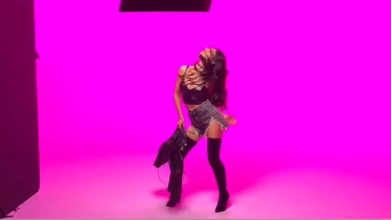 谢丽尔与舞伴配合默契，动感瞬间被镜头捕捉，黑白色调下依然能感受到她舞蹈中的狂野激情与专业表现力