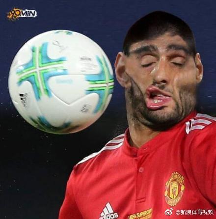 比赛结束后，球员面对镜头展示自己的新发型，表情轻松自信，似乎已经完全适应了没有蓬蓬头陪伴的赛场新形象。