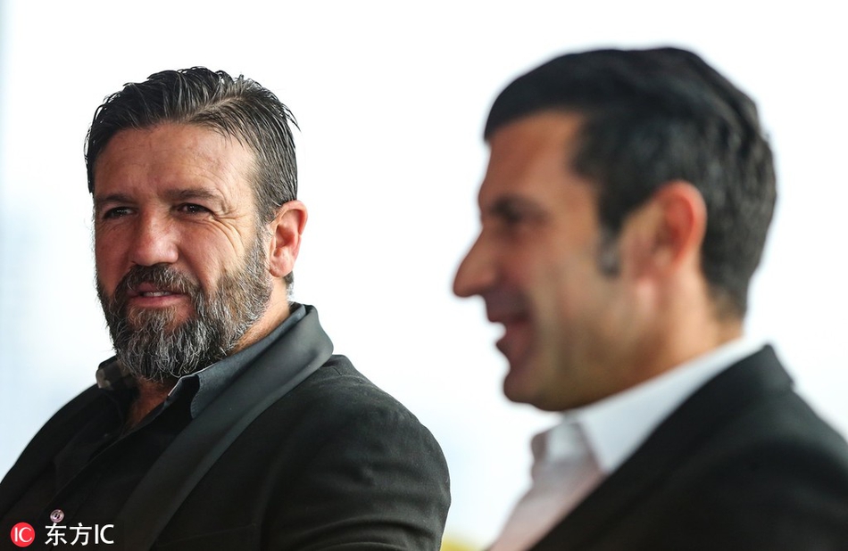 远景镜头下的论坛会场，巨大的屏幕展示着菲戈与坎德拉的肖像，台下座无虚席的观众们正聚精会神，共同见证这场在伊斯坦布尔举行的足球思想盛宴