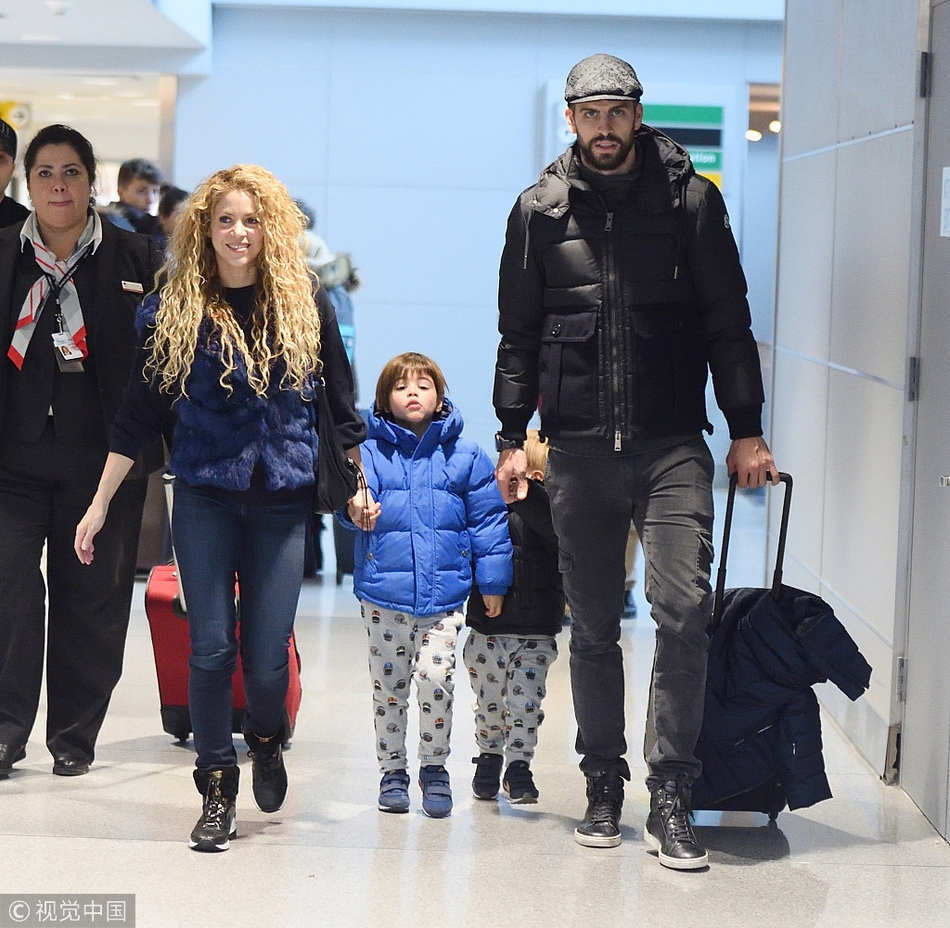 皮克夏奇拉一家四口其乐融融