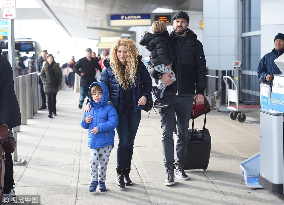 皮克夏奇拉一家四口其乐融融