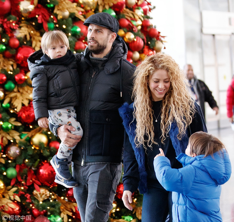 皮克夏奇拉一家四口其乐融融