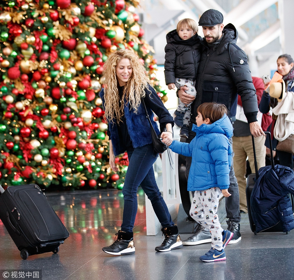 皮克夏奇拉一家四口其乐融融