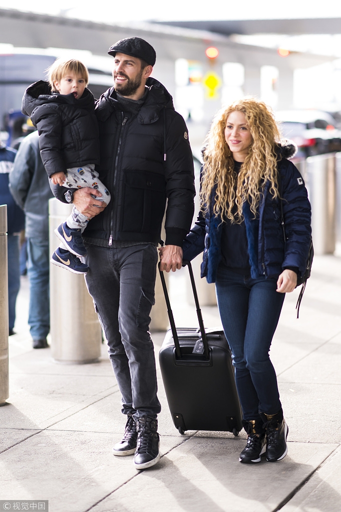 皮克夏奇拉一家四口其乐融融