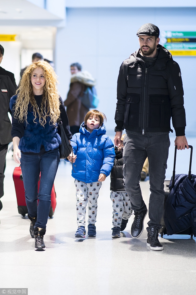 皮克夏奇拉一家四口其乐融融