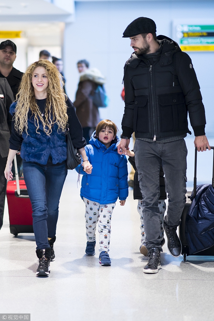 皮克夏奇拉一家四口其乐融融