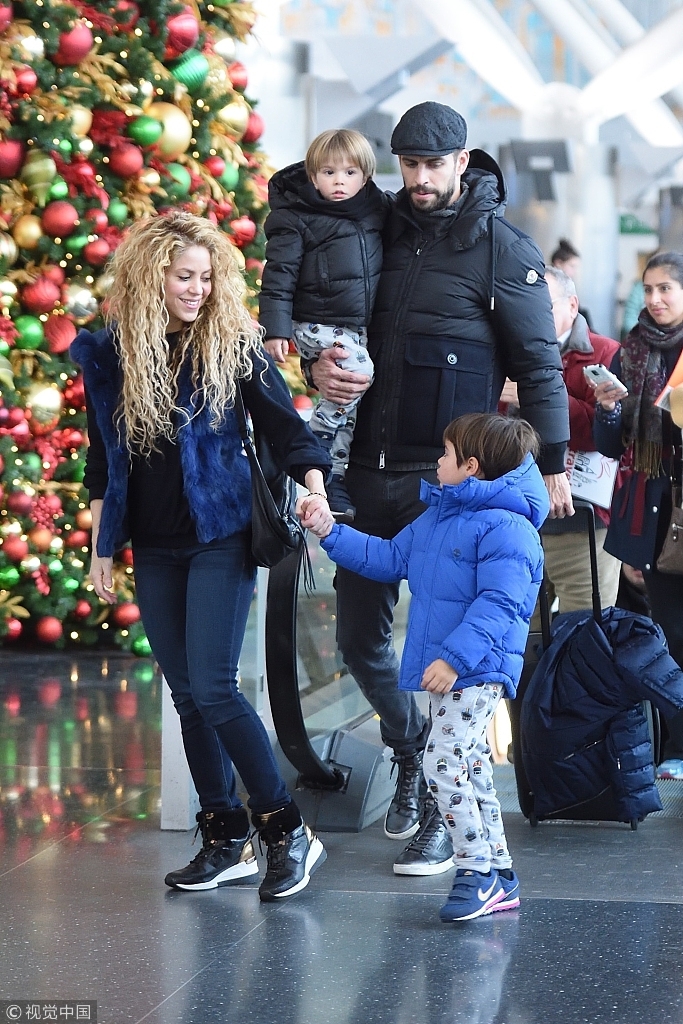 皮克夏奇拉一家四口其乐融融