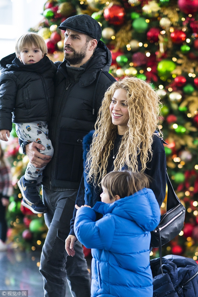 皮克夏奇拉一家四口其乐融融