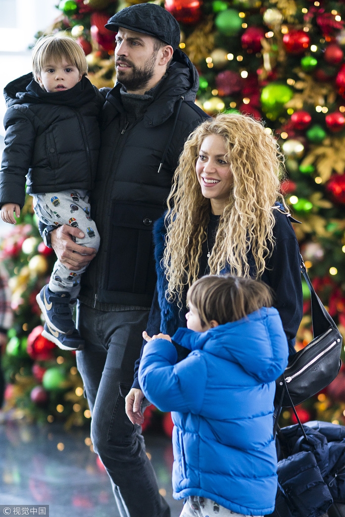 皮克夏奇拉一家四口其乐融融