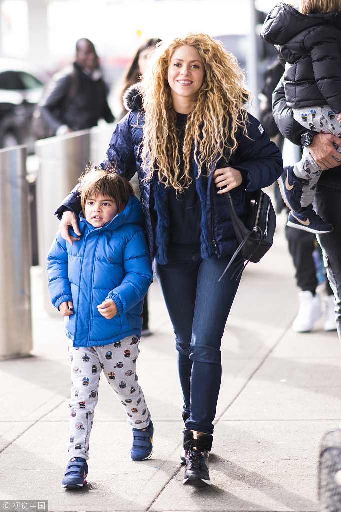 皮克夏奇拉一家四口其乐融融