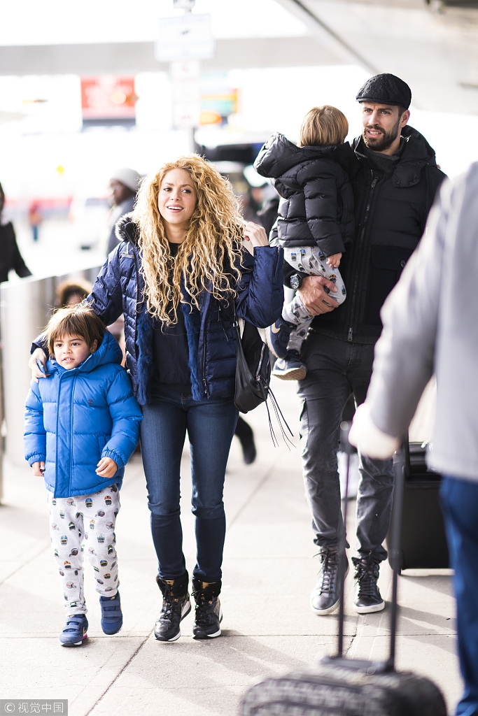 皮克夏奇拉一家四口其乐融融