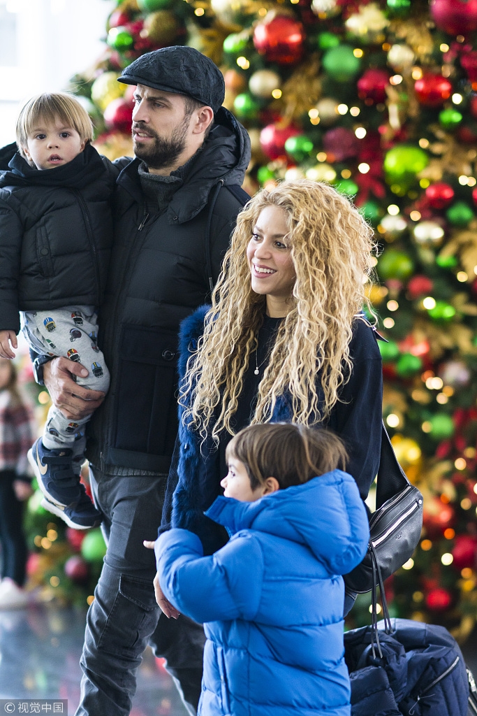 皮克夏奇拉一家四口其乐融融