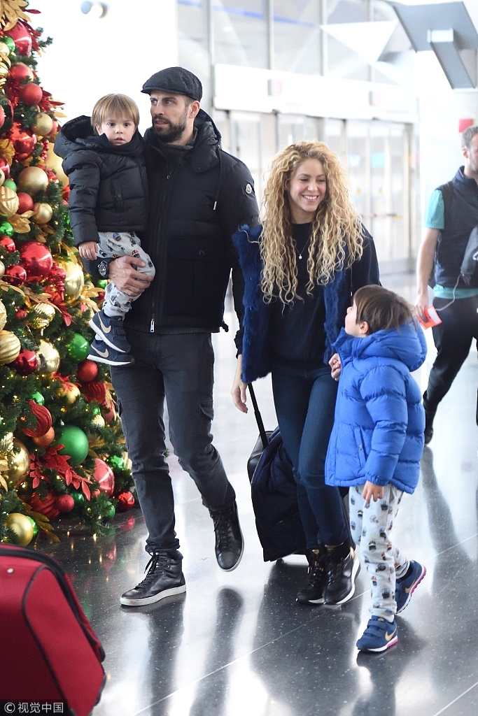 皮克夏奇拉一家四口其乐融融