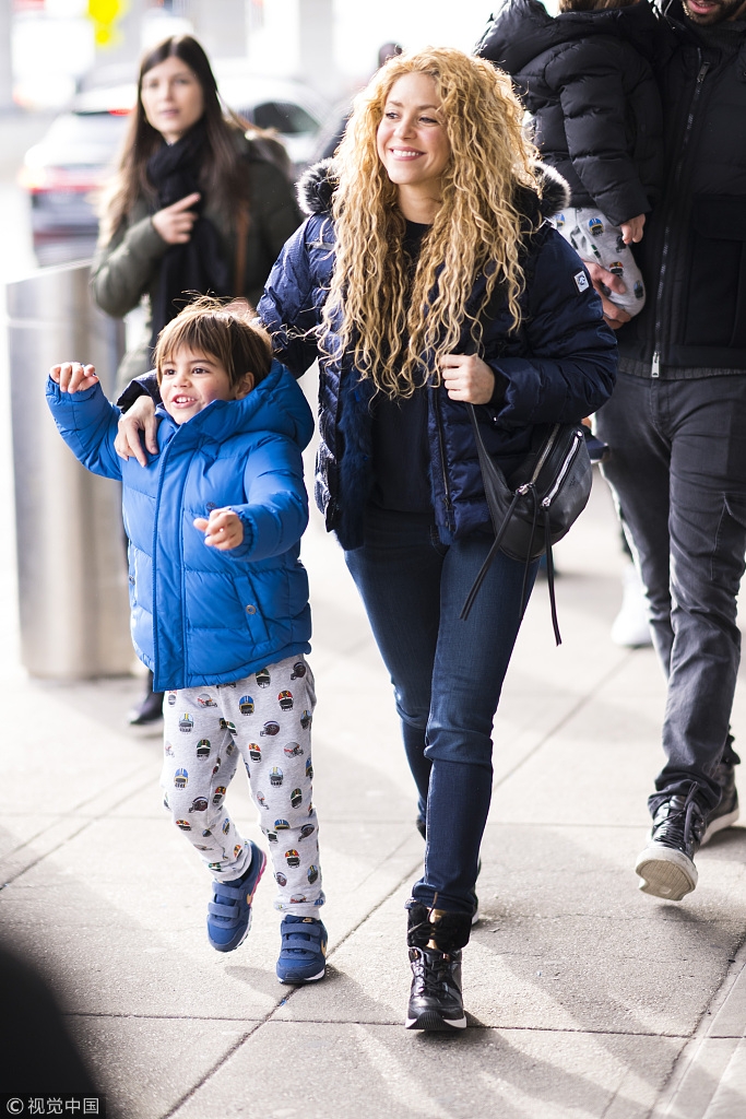 皮克夏奇拉一家四口其乐融融