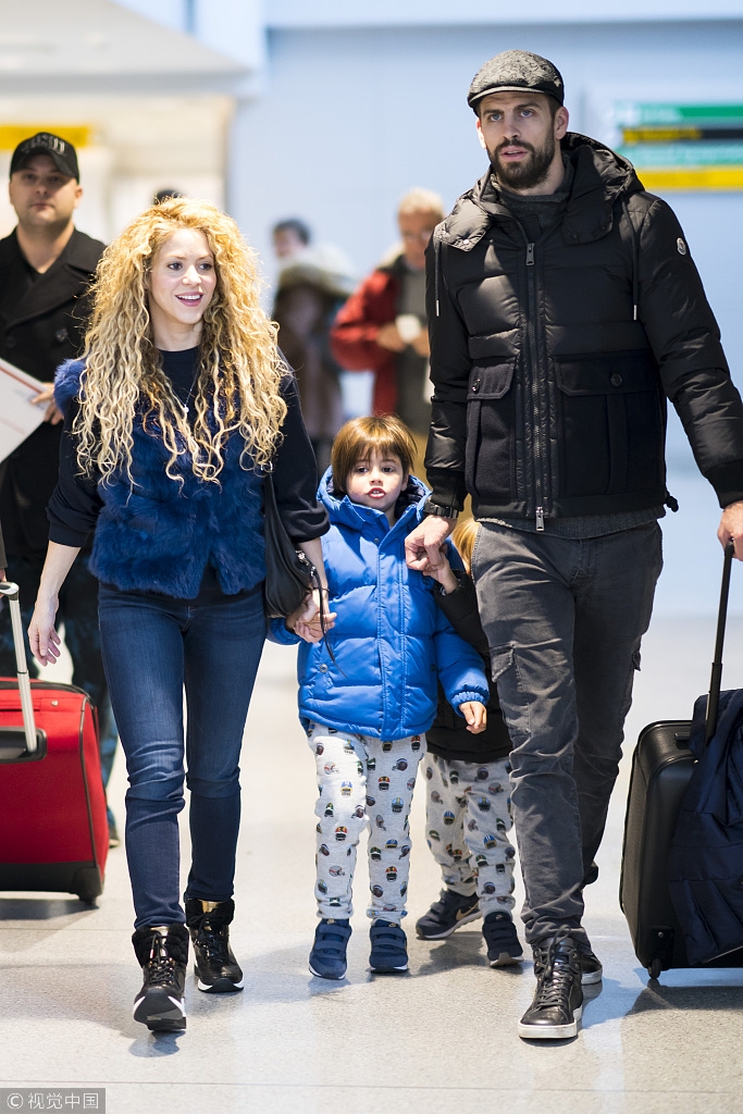 皮克夏奇拉一家四口其乐融融