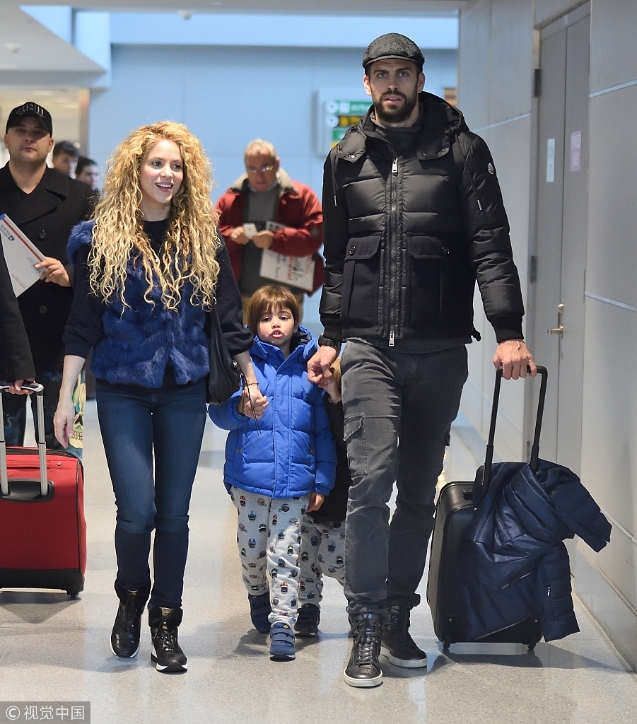 皮克夏奇拉一家四口其乐融融