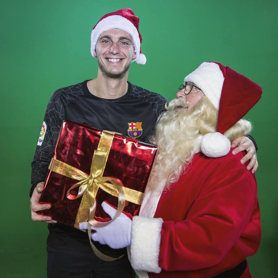 圣诞快乐！巴萨球星送祝福