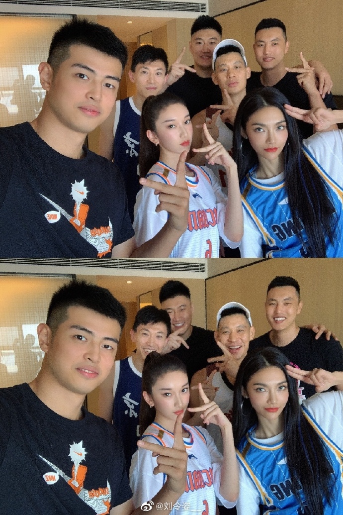 刘令姿与曾可妮在更衣室通道与林书豪轻松交流，书豪面带微笑，气氛融洽和谐