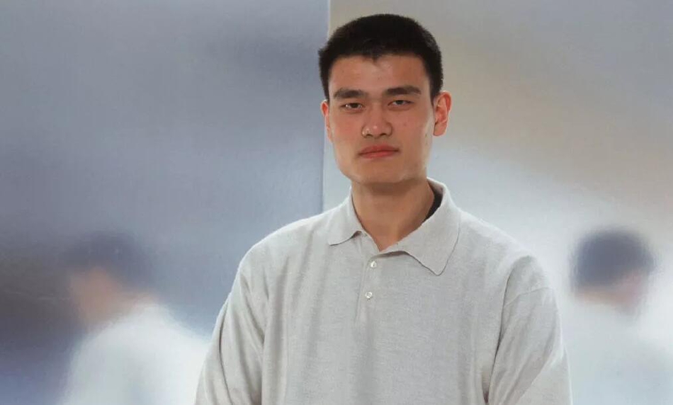 2003年的姚明!简直是小鲜肉!笑容太阳光了!大姚:16年前哥也瘦过