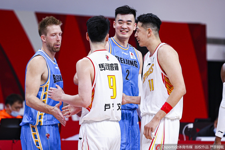 北京队主教练帕亚加尼在场边激情指挥，双手合成喇叭状大声呼喊战术，眼镜片反射着球场的灯光，严肃中透着必胜的决心。