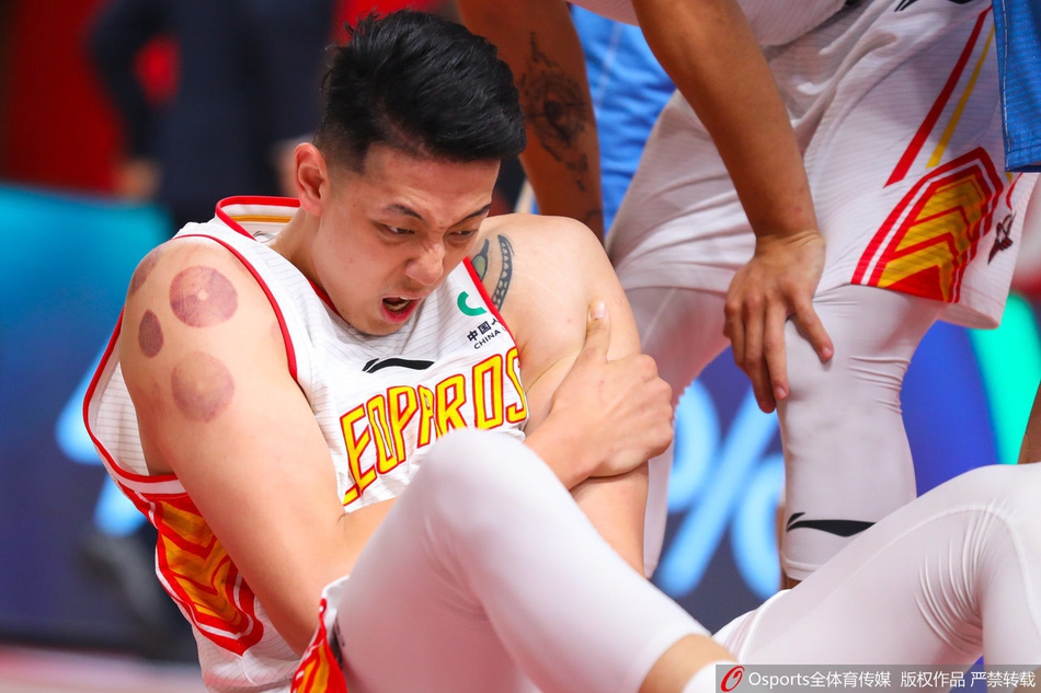 深圳内线沈梓捷如大鹏展翅般单臂擎天，狠狠将球砸进篮筐，完成一次势大力沉的暴扣，宣泄着心中不甘的怒火。