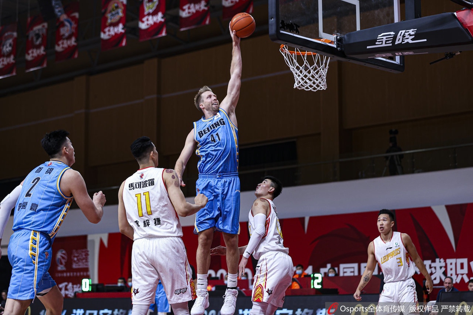北京队外援汉密尔顿迎着深圳内线的长臂防守，用一记柔和的单手抛投洞穿篮网，空中他舒展的身体犹如一张拉满的弓。