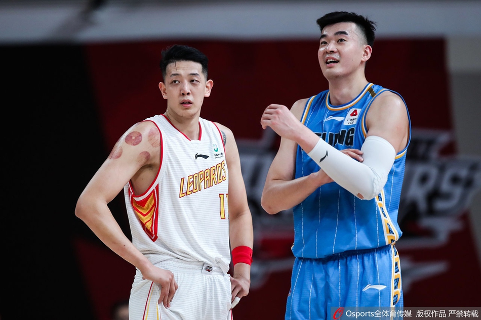 终场哨响后，北京与深圳球员相互致意，没有了比赛的剑拔弩张，只有篮球纯粹的温度，在诸暨的冬夜里静静流淌。