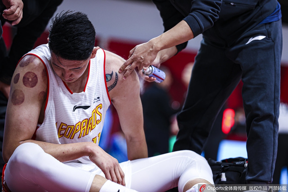 深圳队小外援布克如孤胆英雄一般强行突破，他飞速掠过球场，眼神死死锁定篮筐，哪怕身前是北京队筑起的层层人墙。