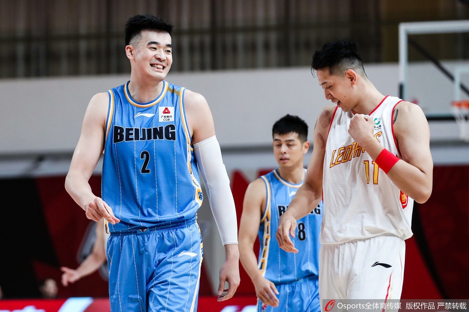 北京队长翟晓川在命中关键三分后握拳怒吼，脸颊肌肉紧绷，汗水顺着下巴滑落，这一吼吼出了一位父亲和领袖的双重担当。