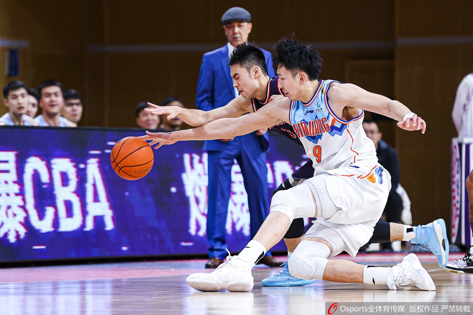 莫泰尤纳斯篮下强起滞空,与哈斯激烈肉搏