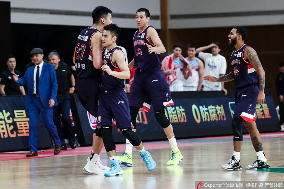 周琦封盖后与莫泰击掌庆祝,双塔默契尽显