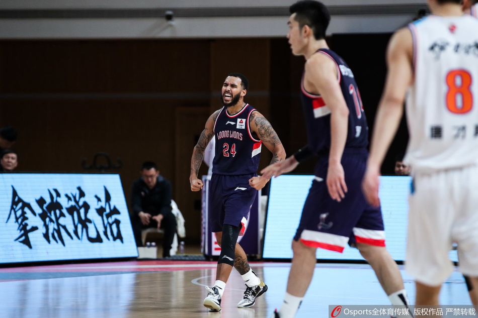 曾令旭顶防陈盈骏,两人眼神交锋互不相让