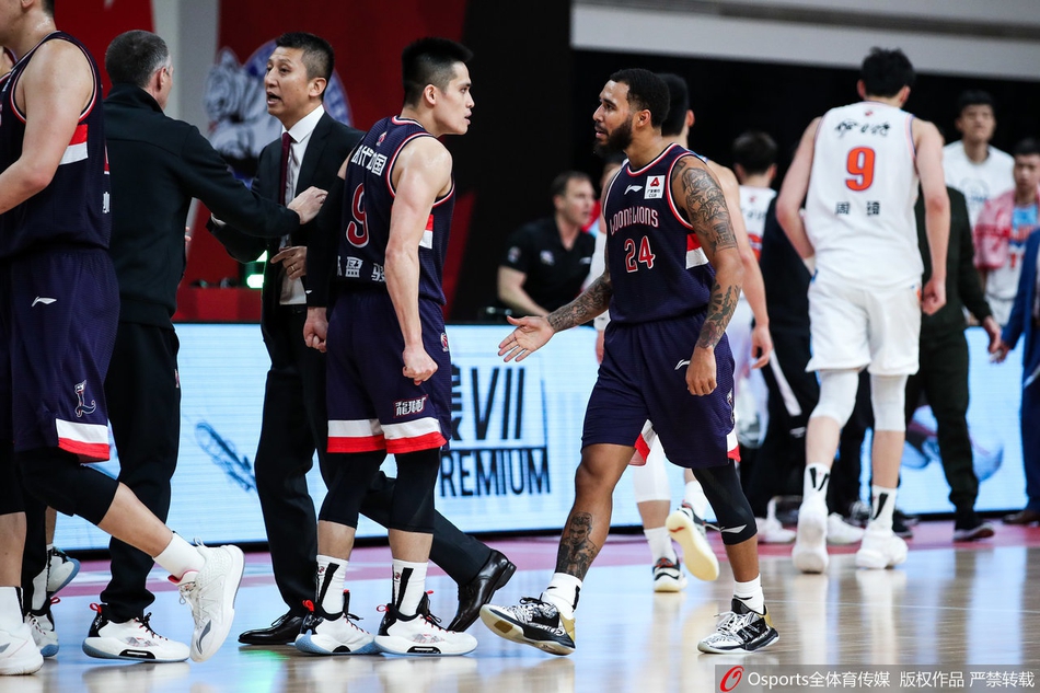 摩尔出手绝杀三分后目送篮球入筐,全场寂静