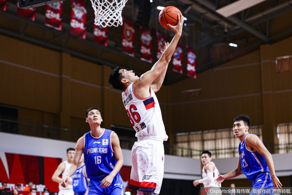 赛后，队友们纷纷上前拥抱祝铭震，庆祝他的生涯之夜，团队温情在球场上空弥漫