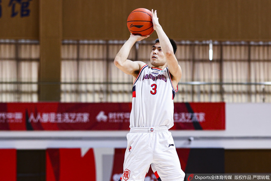 广州队外援摩尔与祝铭震击掌相庆，老将的鼓励与新星的崛起构成球队最动人的画面