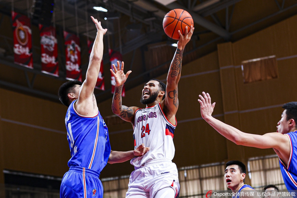 祝铭震持球面对防守，眼神坚毅如炬，仿佛在无声宣告着年轻无畏的誓言