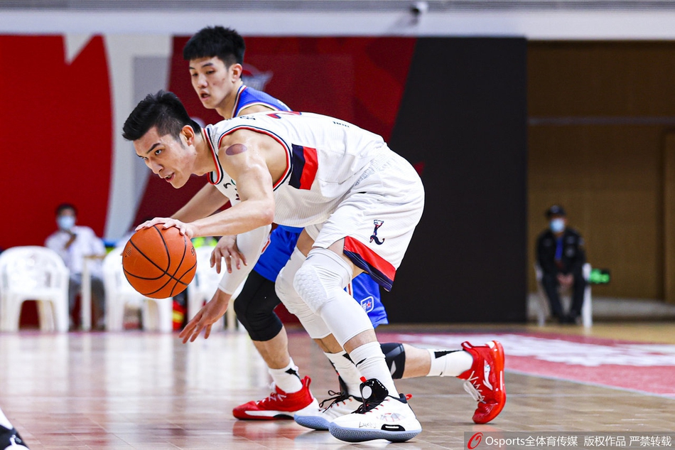 内线悍将哈斯在篮下强起暴扣，彰显广州队内线绝对统治力，对手只能望球兴叹