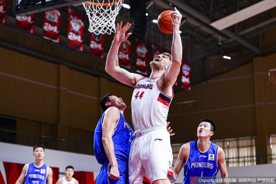 郭士强指导在场边运筹帷幄，目光如炬地注视着场上局势，他的战术调整成为逆转的关键