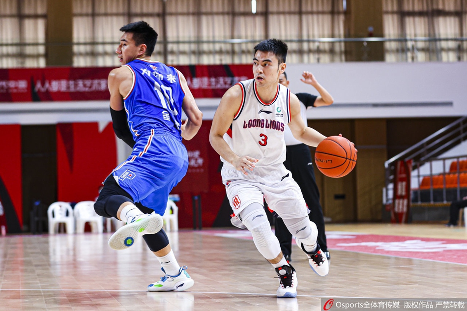 祝铭震高高跃起跳投，篮球在空中划出完美弧线，这一刻时间仿佛为他静止