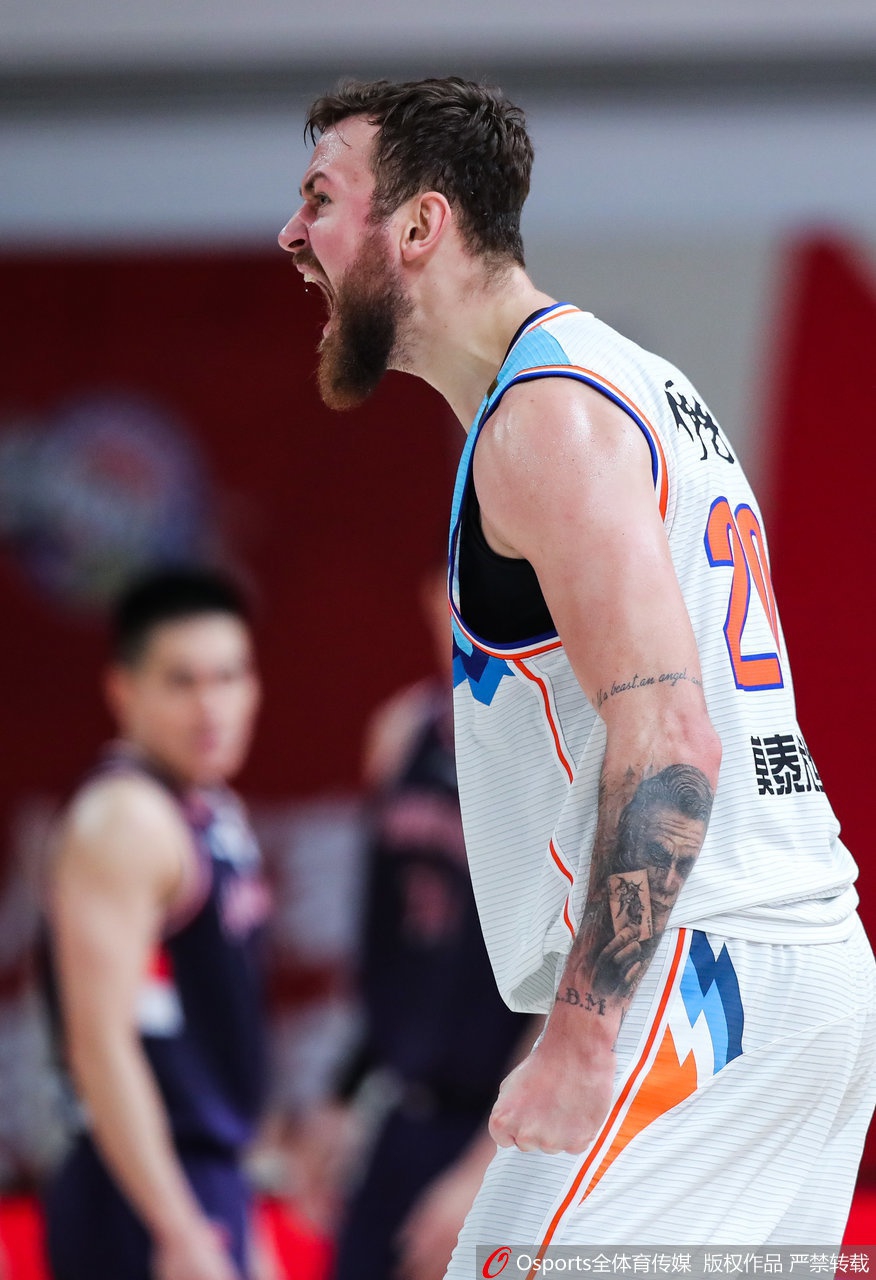 郭士强场边握拳怒吼,面红耳赤为弟子打气