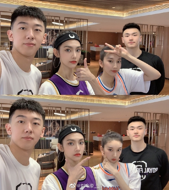 刘令姿与曾可妮身穿优雅便装，在青岛赛区背景板前露出灿烂微笑，气质宛如夏日清风