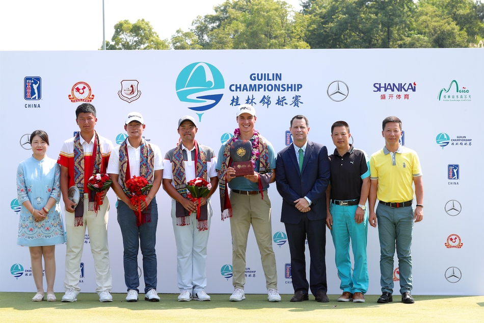 查利·萨克森在桂林锦标赛决赛轮中沉着推杆，目光专注地锁定在小小的高尔夫球上。