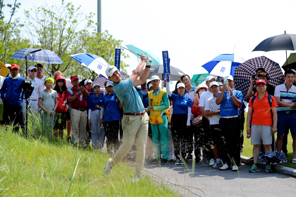 美国冠军查利·萨克森在第十八洞果岭成功推进制胜一推后，振臂欢呼释放压力。