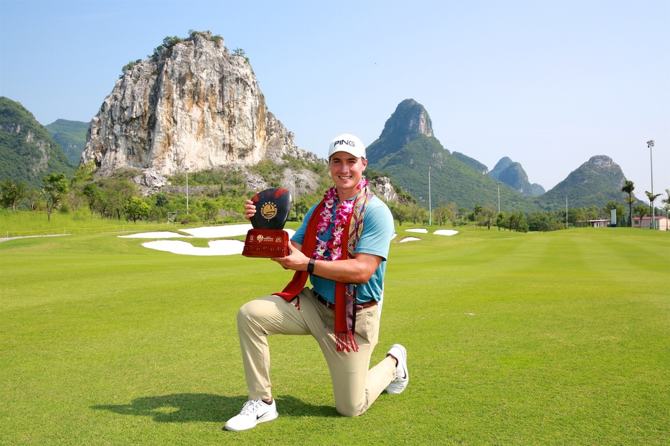 中国球员张进在比赛中专注地进行切杆，球杆划过空中划出优雅弧线。