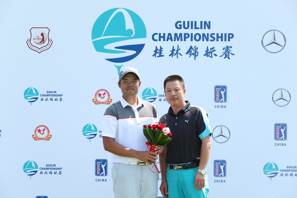 萨克森与亚军张进在赛后一同展示各自的奖杯，共同分享竞技体育带来的喜悦时刻。