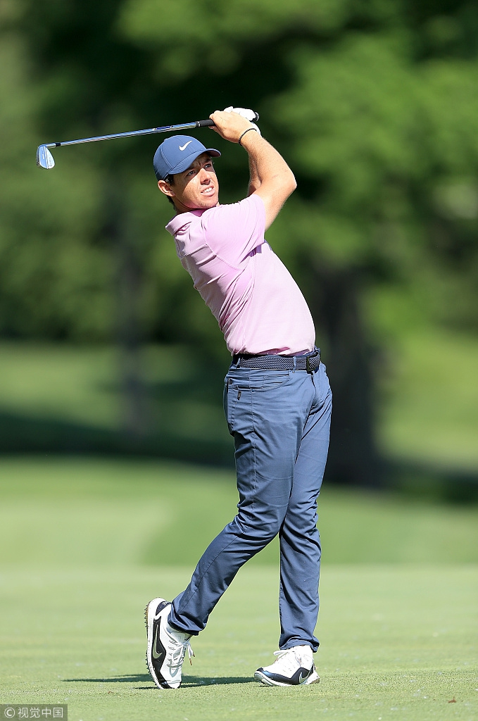 一位球员完成一记漂亮的击球后，保持着优雅的收杆姿势，目光追随着远去的球，神情中充满自信与满意。