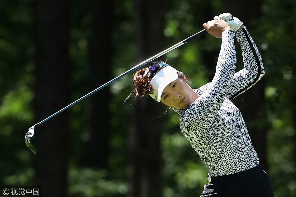 夺冠时刻，阿瑞雅激动地举起双臂庆祝，脸上绽放出释然与喜悦的笑容，所有的压力在这一刻全然释放。